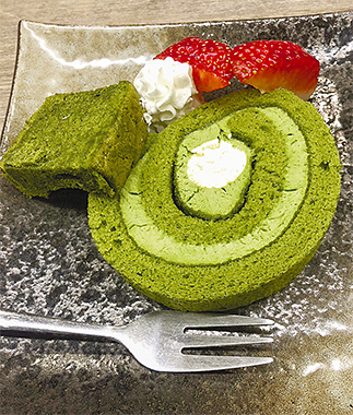 抹茶ロールケーキ